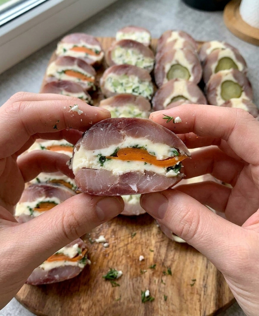 Рулетики з оселедця, які я подаю на святковий стіл: 3 вдалих і смачних рецепти закусок, ще й готуються вони дуже просто